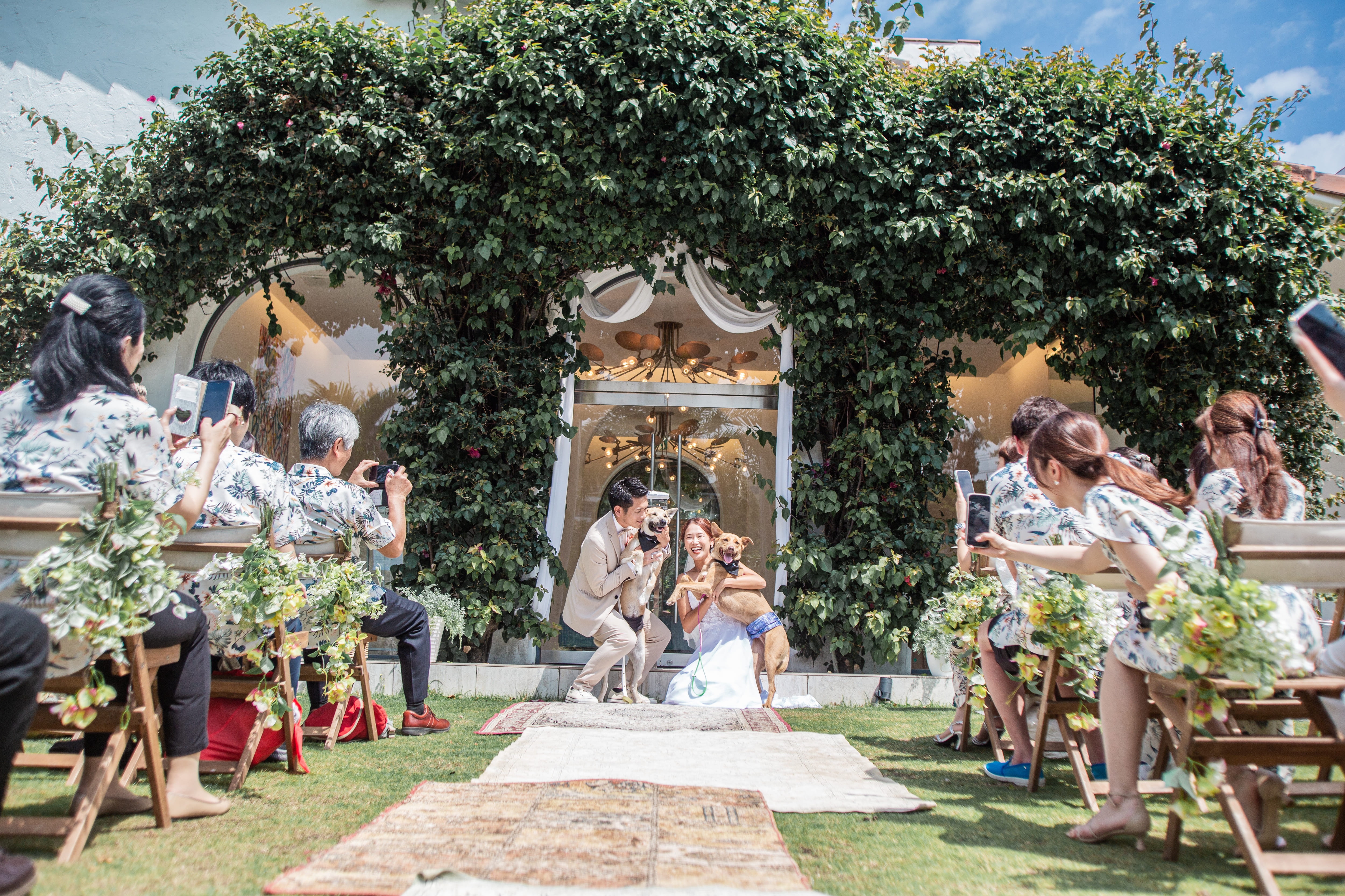チャペルでの結婚式から、南国の木々に囲まれて行うガーデン挙式や大切なペットと一緒に過ごせるペット婚、カジュアルな雰囲気で沖縄の夜を楽しむBBQ会食など多彩な結婚式が可能なイルドレ店で自由自在な結婚式を。
衣裳やアクセサリー、こだわりのグッズも持込無料！結婚式を自分たちの色で作り込みたい！そんな新郎新婦様に喜ばれてます。